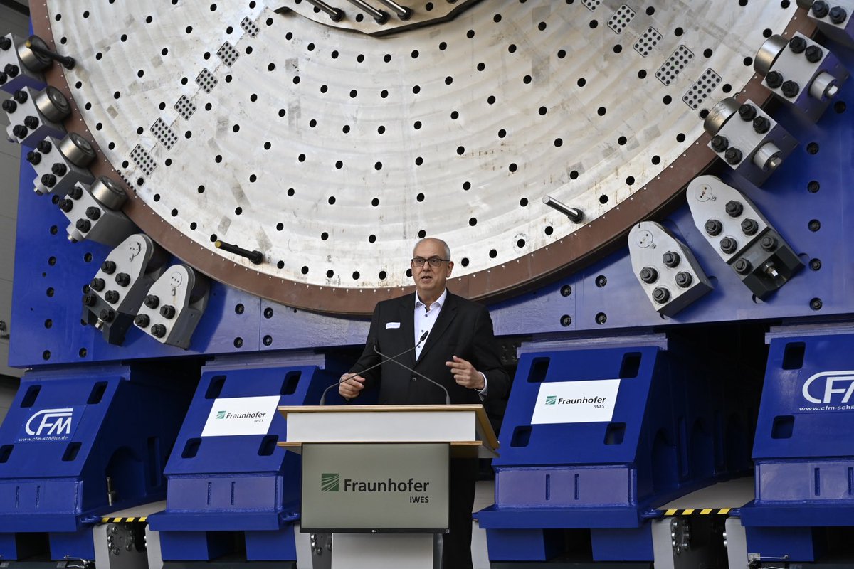 RathausHB_news's tweet photo. #Innovation für #Offshore-#Windenergie am #Fraunhofer #IWES: Minister #Habeck @BMWK hat am Mittag zusammen mit Bürgermeister @AndreasBovensc1 und Wissenschaftssenatorin Claudia Schilling @SWH_HB den Rotorblattprüfstand 115m+ in #Bremerhaven eingeweiht: https://t.co/fB9v44r9rX https://t.co/cYzur85gyB