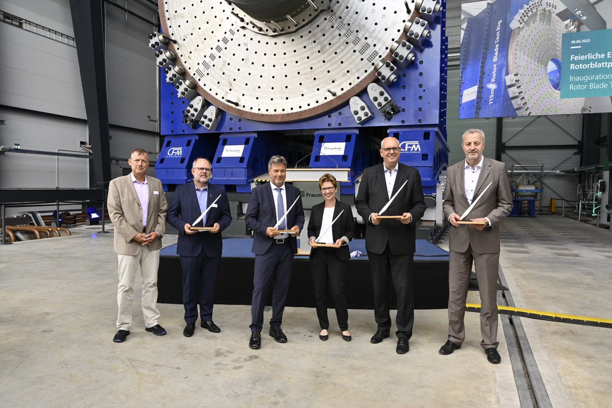RathausHB_news's tweet photo. #Innovation für #Offshore-#Windenergie am #Fraunhofer #IWES: Minister #Habeck @BMWK hat am Mittag zusammen mit Bürgermeister @AndreasBovensc1 und Wissenschaftssenatorin Claudia Schilling @SWH_HB den Rotorblattprüfstand 115m+ in #Bremerhaven eingeweiht: https://t.co/fB9v44r9rX https://t.co/cYzur85gyB