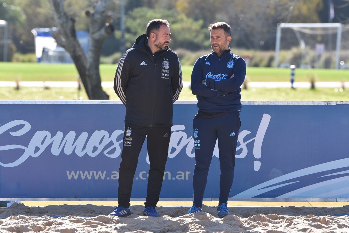 🇦🇷 Selección Argentina ⭐⭐⭐ (@argentina) on Twitter photo #FútbolPlaya Hablamos con el preparador físico de las Selecciones de Fútbol Playa, Martín Pérez Rodríguez (<a href="/Martinperezr18/">Martín Pérez</a>), que trabaja actualmente en la preparación de los planteles para los torneos #SantaMarta2023 y Sudamericano Sub20.
📰 t.ly/GfzA #FútbolPlaya Hablamos con el preparador físico de las Selecciones de Fútbol Playa, Martín Pérez Rodríguez (<a href="/Martinperezr18/">Martín Pérez</a>), que trabaja actualmente en la preparación de los planteles para los torneos #SantaMarta2023 y Sudamericano Sub20.
📰 t.ly/GfzA