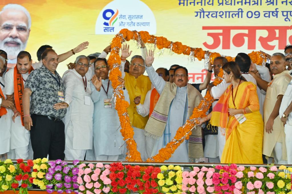 drramansingh's tweet photo. संपर्क से समर्थन है, 9 साल का पूरा मंथन है

आज @BJP4India के राष्ट्रीय अध्यक्ष माननीय श्री @JPNadda जी की उपस्थिति में न्यायधानी बिलासपुर में भारी जनसैलाब उमड़ा।

इस दौरान देश के यशस्वी प्रधानमंत्री श्री @narendramodi जी के सफल 9 वर्षों की योजनाओं पर सार्थक ���र्चा हुई। https://t.co/bvn04dF81A