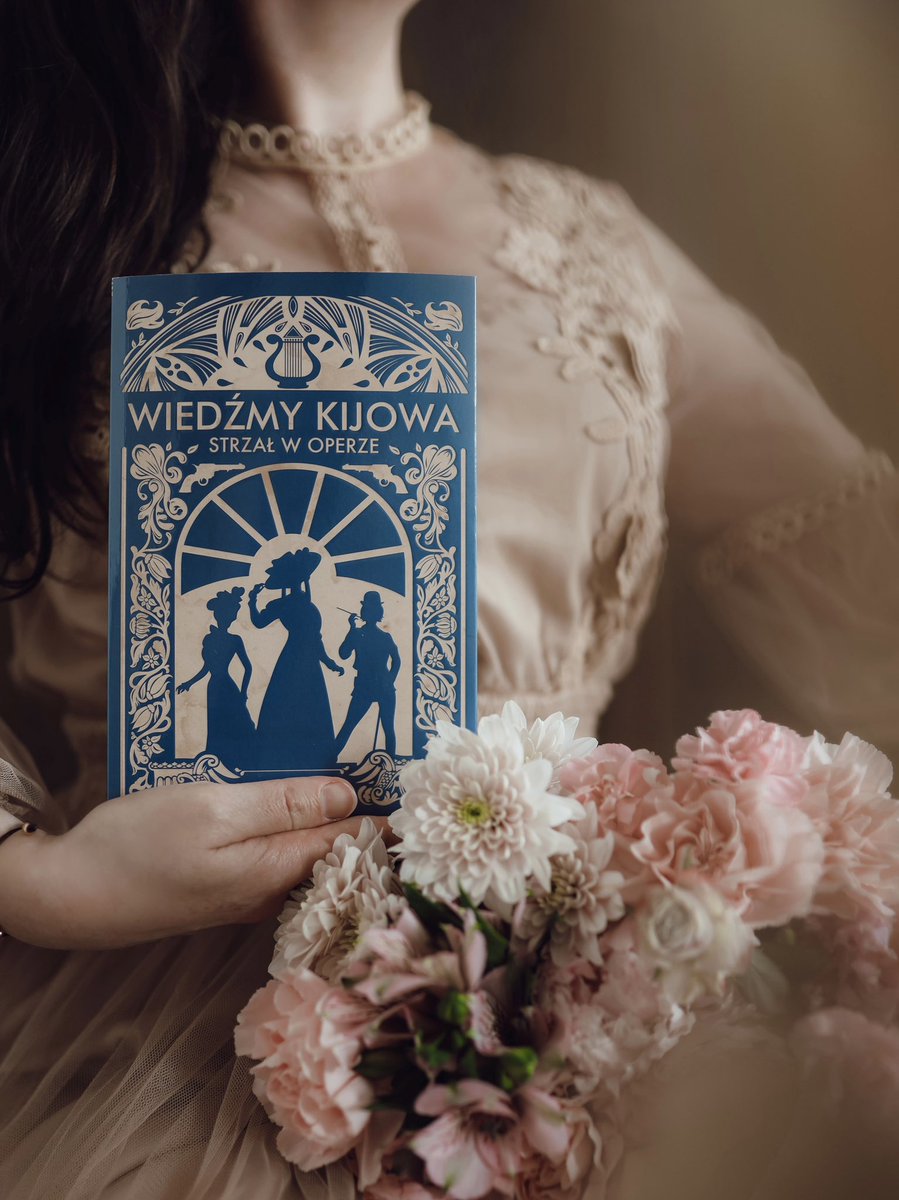 #readlist2023pl 
Jakiż ta książka ma klimat, nie do wiary!
Jakim cudem trzy współczesne kobiety znalazły się w Kijowie z czasów rewolucji październikowej i co, u licha, tam robiły? To właśnie najciekawsza kwestia. PS. A towarzyszyć im będzie sam Bułhakow!

#twitteroweksiążkary