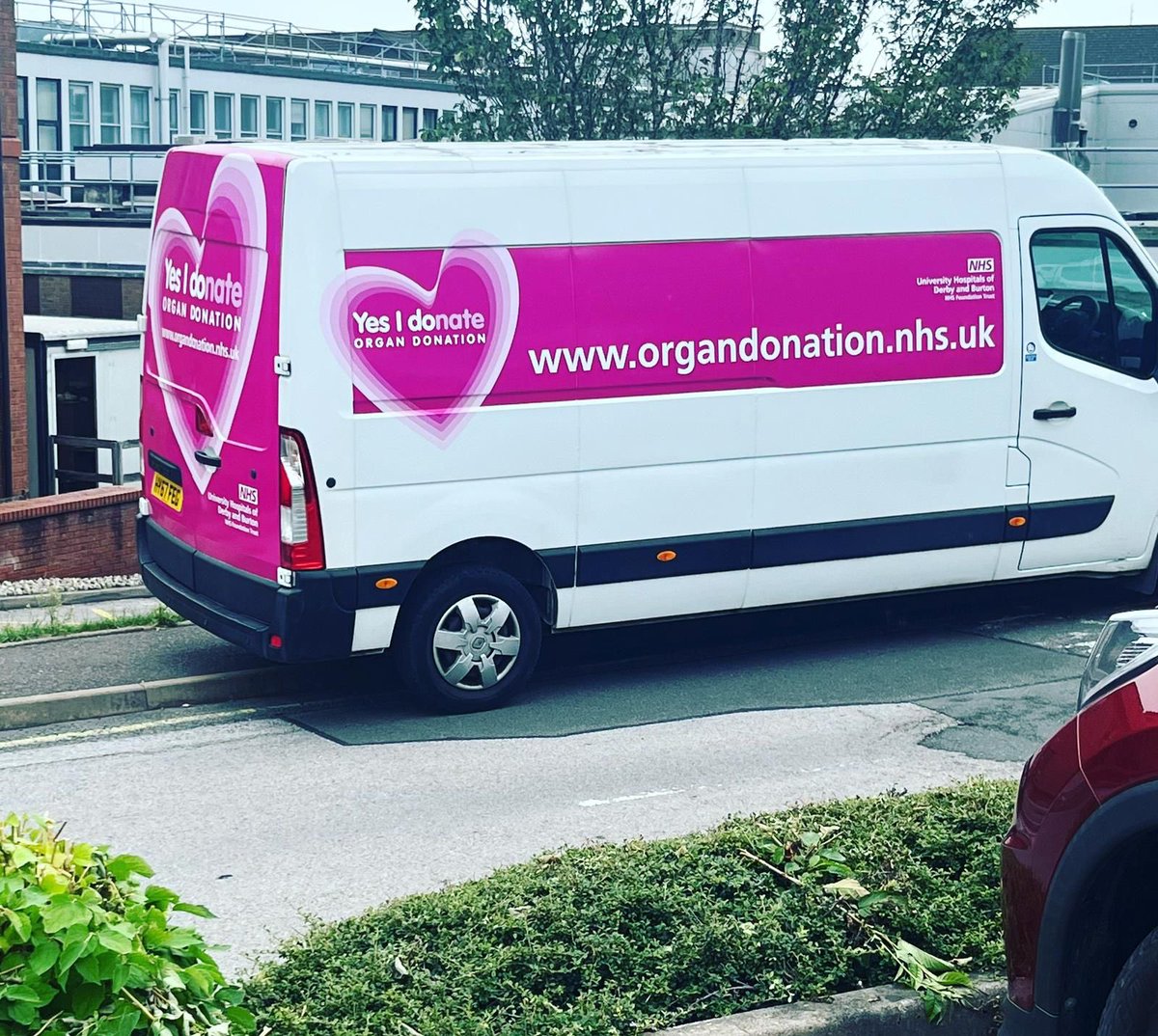 Our colleagues at @UHDBTrust are ‘driving’ promotion of #organdonation by spreading the word in their estate vans. They’re looking amazing! Talk to your family today about giving the gift of life #letstalkaboutit #giftoflife @NHSBT @NHSOrganDonor @MidlandsOrgan #shareyourwishes