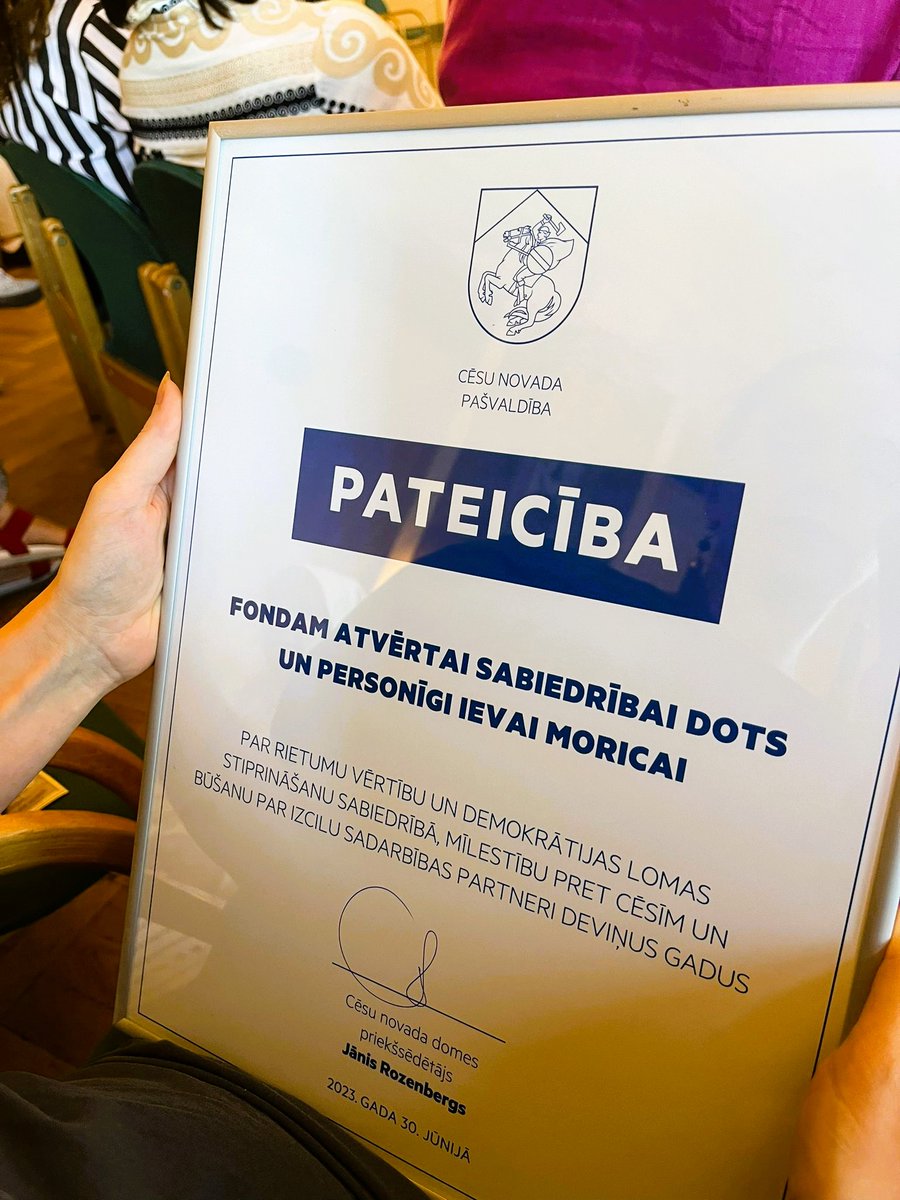 fondsDOTS's tweet photo. Milzu prieks bija šodien saņemt  Cēsu novada pašvaldības Pateicības rakstu par demokrātijas lomas stiprināšanu sabiedrībā, kopīgi veidojot @FestivalsLAMPA.😊

Mēs mīlam @Cesis_lv - tik patīkami un vienkārši sadarboties! 🫶 https://t.co/NXjbG5bkYb