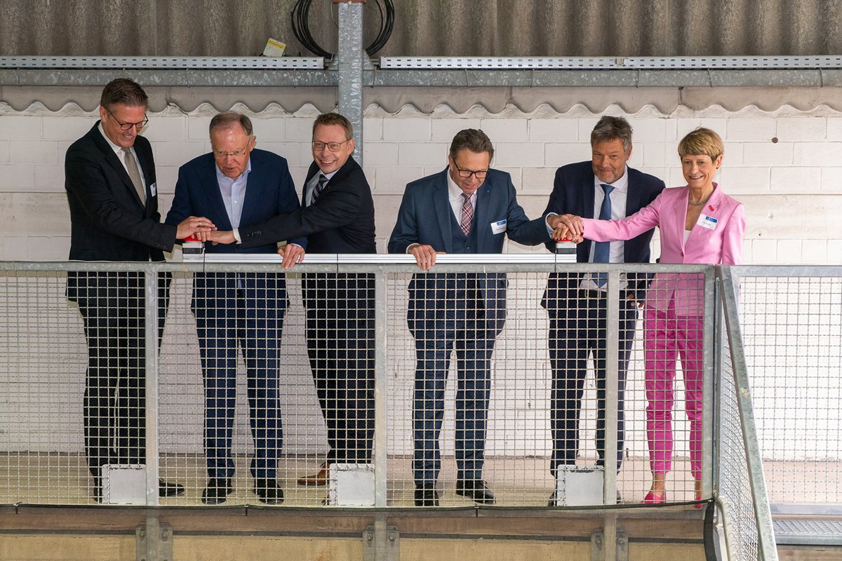 Angela Ittel (@angela_ittel) on Twitter photo Ich habe mich sehr gefreut, den Großen #Wellenströmungskanalam #Forschungszentrum Küste heute gemeinsam mit Robert Habeck, Stephan Weil und Prof. Volker Epping zu eröffnen! @BMWK <a href="/tuBraunschweig/">TU Braunschweig</a> <a href="/UniHannover/">Leibniz Uni Hannover</a> <a href="/nilsgoseberg/">Nils Goseberg</a> @TSchlurmann #Energiewende #Klima Ich habe mich sehr gefreut, den Großen #Wellenströmungskanalam #Forschungszentrum Küste heute gemeinsam mit Robert Habeck, Stephan Weil und Prof. Volker Epping zu eröffnen! @BMWK <a href="/tuBraunschweig/">TU Braunschweig</a> <a href="/UniHannover/">Leibniz Uni Hannover</a> <a href="/nilsgoseberg/">Nils Goseberg</a> @TSchlurmann #Energiewende #Klima
