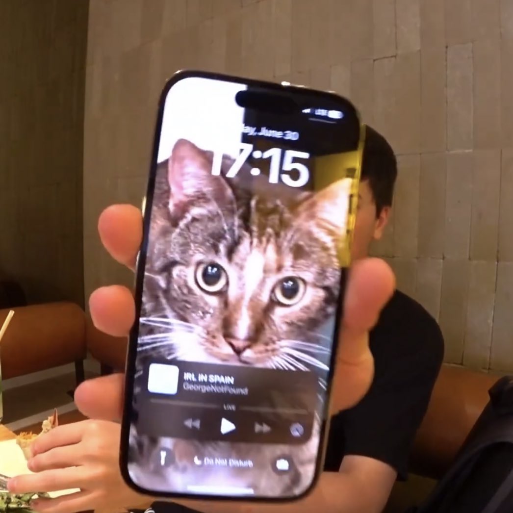 v ⋆ ⁶⁹ tweet media
