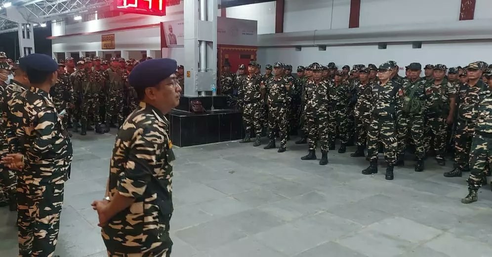 #UpholdingDemocracy
Today (30.6.2023), DIG (Armed) Pu C.Lalnunmawia MPS briefed and flagged off 5 Coys of Mizoram State Armed Police Force (SAPF) bound for duty at West Bengal Panchayat Elections - 2023 at 5th IR Battalion Headquarters, Lungverh. Polling is scheduled on July 8
