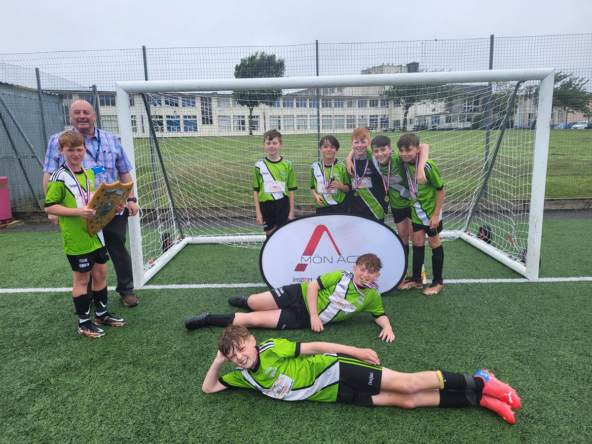 YsgBorth's tweet photo. Llongyfarchiadau enfawr i'r hogiau heddiw. Tarian Albert Owen yn dod yn ôl i'r ysgol am y tro cyntaf ers 1992! Mi yda chi'n dîm a hanner!🏆⚽👏👏

Diolch yn fawr i @Mon_Actif am drefnu twrnamaint gwerth chweil. https://t.co/XVkYw5eIH1