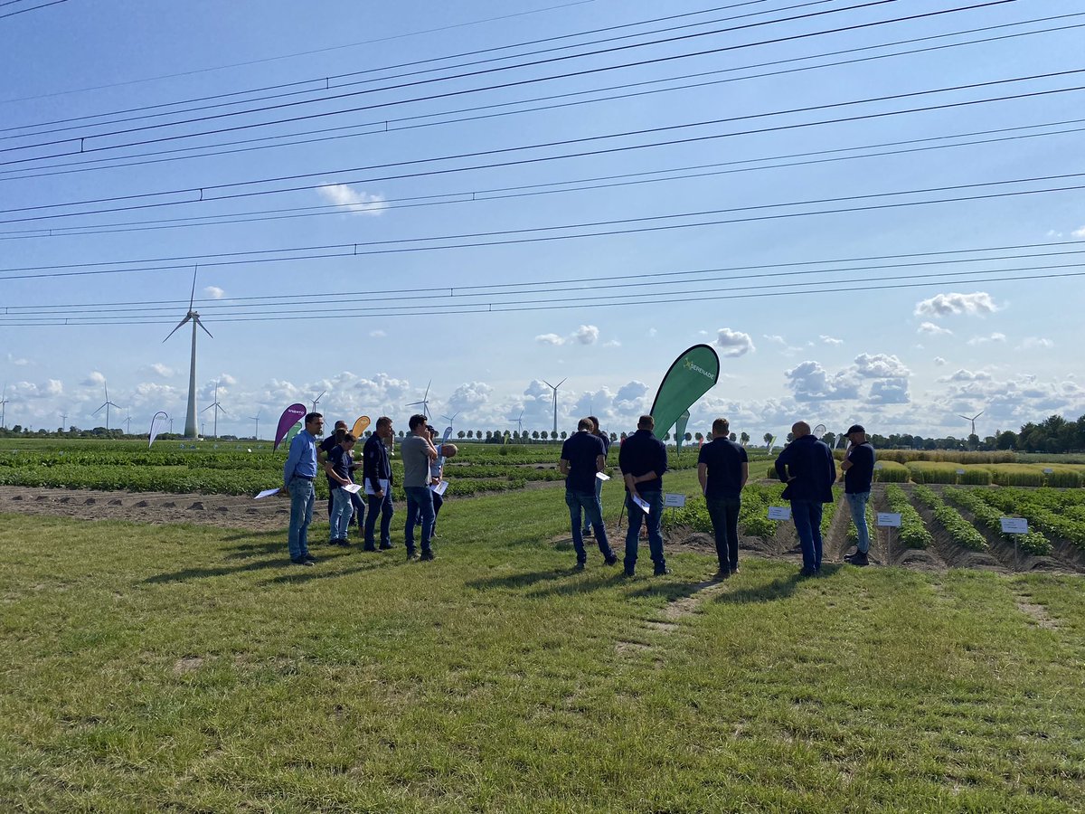 MichielvdVate's tweet photo. Bezoek bij proevenplatform van @BayerCropNL in Lelystad met de collega’s van @Wesemaelbv en @AgroBurenBV . Dank voor de interessante informatie en de goede zorgen. https://t.co/sN7IhaNCa1