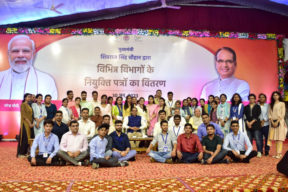 टीम मध्यप्रदेश में आपका स्वागत है... 

आप कर्मचारी नहीं, सच्चे कर्मयोगी बनें, केवल अधिकारी नहीं, अच्छाइयों के उत्तराधिकारी बनें।

माननीय मुख्यमंत्री श्री <a href="/ChouhanShivraj/">Shivraj Singh Chouhan</a> जी ने आज निवास में आयोजित 12 विभागों के नियुक्ति पत्र वितरण कार्यक्रम में सहभागिता कर 1900 से अधिक पदों पर