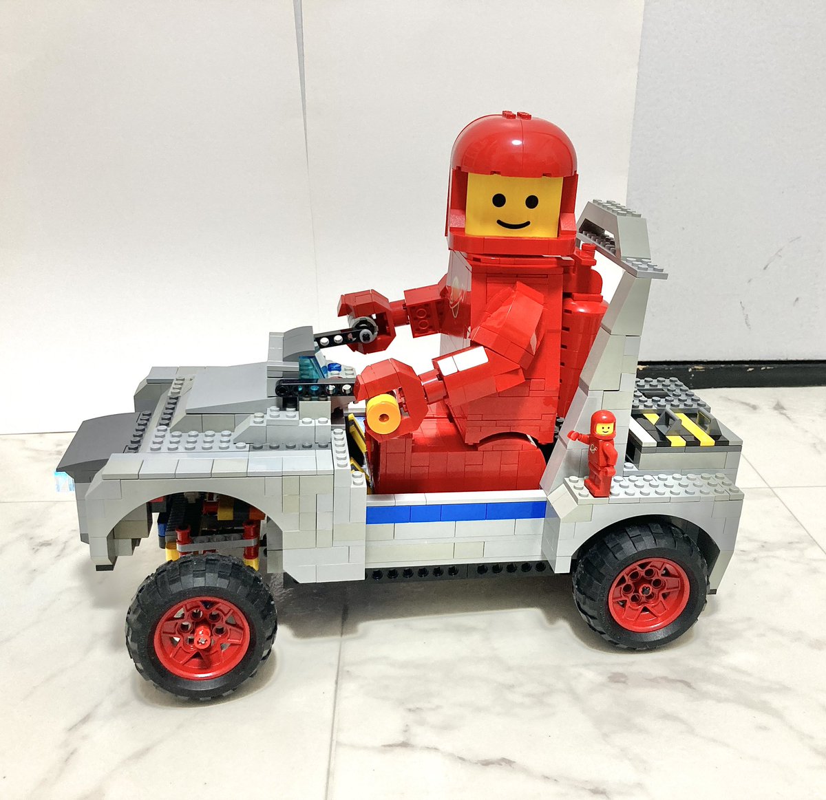 Spaceman got Rover vehicle.

#LEGO  #spaceman