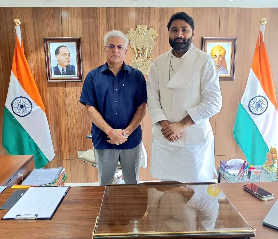 माननीय परिवहन श्री कैलाश गहलोत जी से आज दिल्ली सचिवालय में महत्वपूर्ण बैठक की।
बैठक में तीन विषयों पर उनसे निवेदन किया-

1. DTC कर्मचारियों की तीन महीने से से रुकी हुई पेंशन जल्द जल्द से चालू हो।