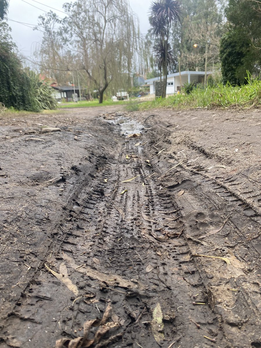 mendeskito's tweet photo. Así vivimos en el Bosque Peralta Ramos, con calles destruidas por donde es imposible circular. Se inundan, se embarran, los autos se encajan y rompen el tren delantero. Es indignante vivir así y que pese a los reclamos no haya solución @EmvialMGP @marianobowden @gmontenegro_ok https://t.co/0Vkp1BxewA
