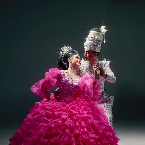 สิ่งใดที่ต้องการที่ตัวเจ้าใฝ่ฝัน
พี่จะหาให้ทันที (I give you everything yeah)
ให้พีจุ๊บก่อนนอนและบอกรักฝันดี
เรียกเด็จพี่ว่าสวามี