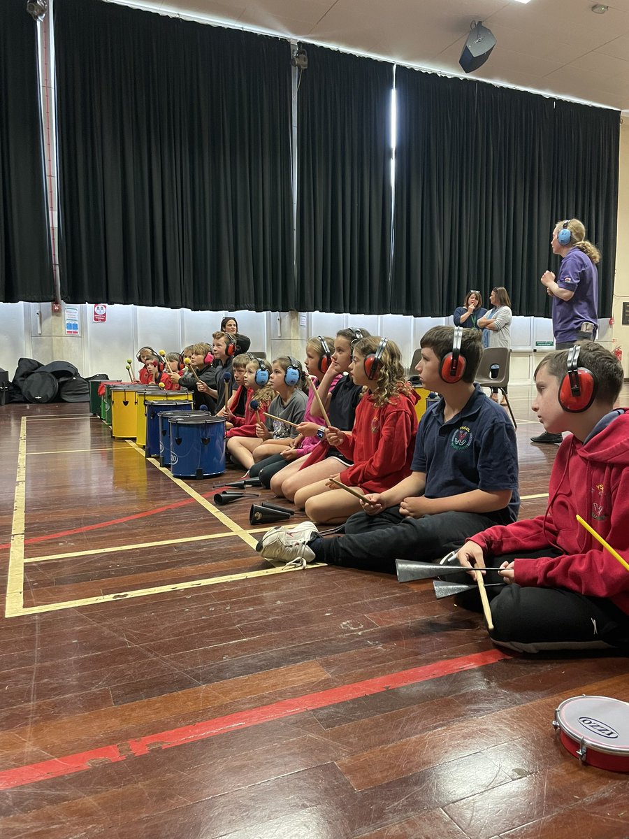 Codir_To's tweet image. Cawsom ddiwrnod gwych arall yn @YsgBrynrefail ddoe 🎉 Dyma ddisgyblion @YsgolBethel @LlanrugSchool @YsgolWaunfawr @GwaunGynfi ac @YsgolPenisarwau yn cael hwyl dda iawn arni mewn gweithdy Samba gydag Iolo 🎶 

#GwasanaethCerddCenedlaetholCymru #profiadauogerddoriaethbyw