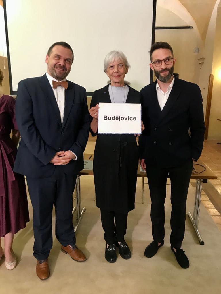 MartinBaxa2's tweet photo. Sláva vítězům, čest poraženým. 
Paní předsedkyně poroty Else Christensen-Redzepovic, Petr Suška a vítězné město. 
Velká gratulace @Ceskebudejovice  k titulu Evropské hlavní město kultury 2028👏
A velký respekt městu Broumov. Úsilí nepřijde vniveč. https://t.co/AOlIo06JCa
