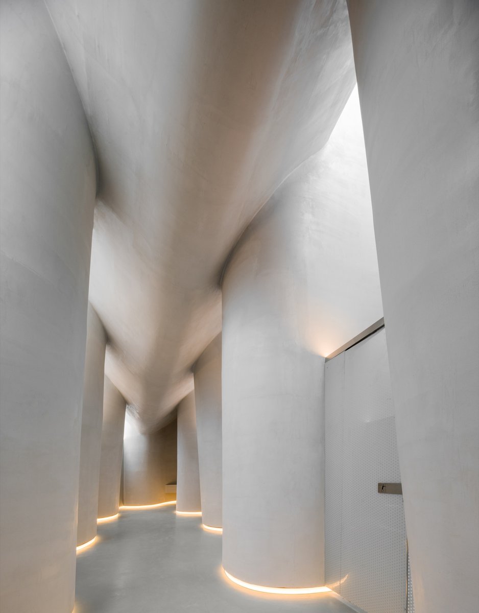 archinect's tweet image. PAO creates Beijing public restroom from single meandering wall 

arcnct.co/3NAKRD2 

📸 Zhu Yumeng, People&apos;s Architecture Office #BeijingArchitecture