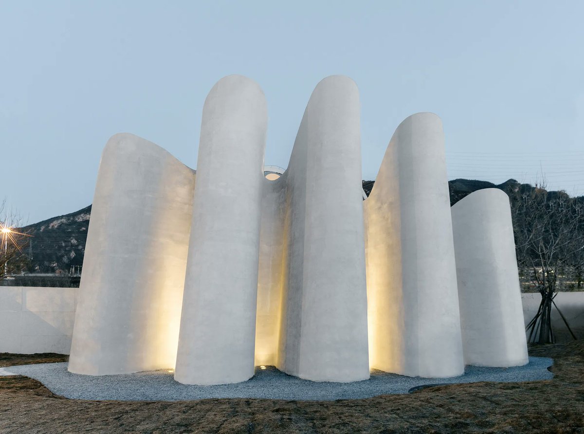 archinect's tweet image. PAO creates Beijing public restroom from single meandering wall 

arcnct.co/3NAKRD2 

📸 Zhu Yumeng, People&apos;s Architecture Office #BeijingArchitecture