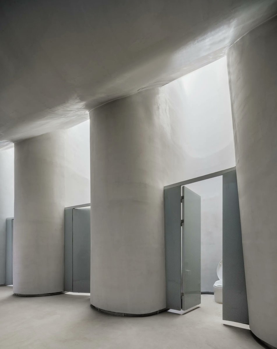 archinect's tweet image. PAO creates Beijing public restroom from single meandering wall 

arcnct.co/3NAKRD2 

📸 Zhu Yumeng, People&apos;s Architecture Office #BeijingArchitecture