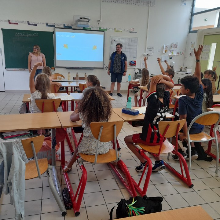 Mardi, Valérie et Aurélien du canton des Jeunes Agriculteurs Domart Doullens Bernaville Acheux, sont allés présenter leur métier aux élèves de l'école de Rainneville 👩👦

L'occasion pour eux d'expliquer la période de la moisson qui approche à grand pas ! 🚜