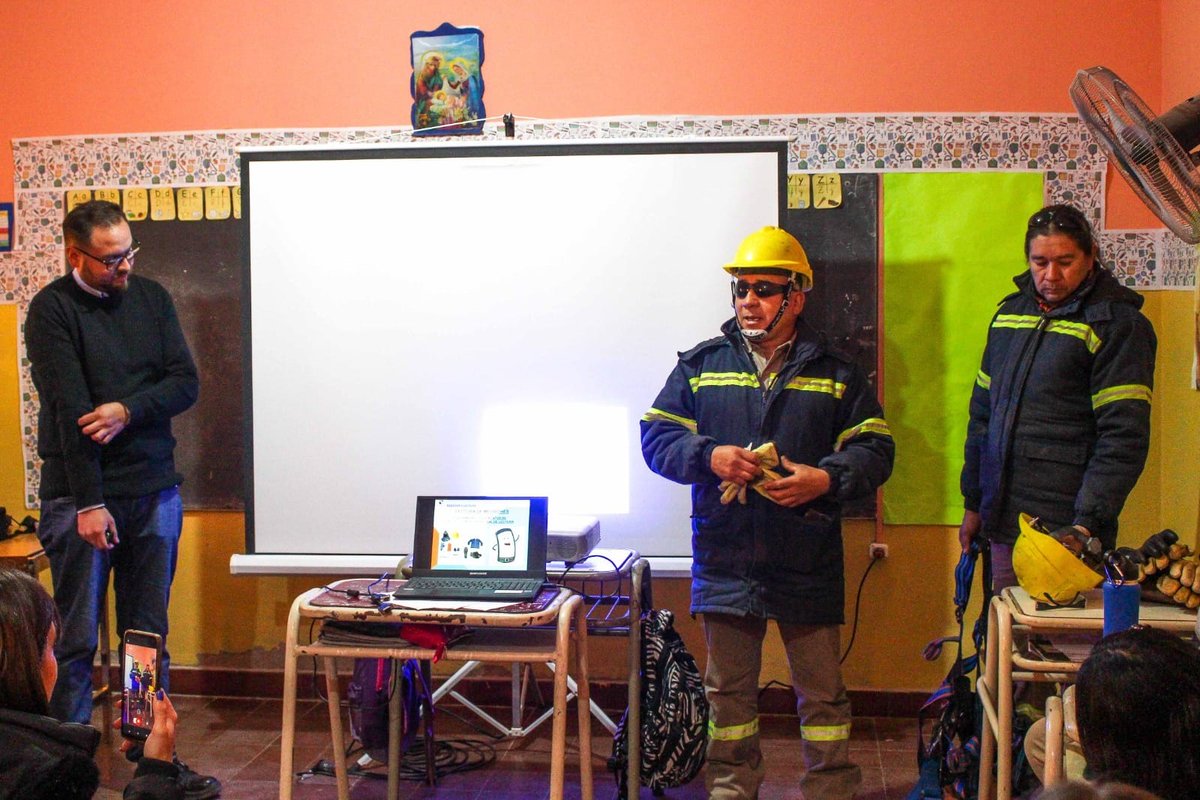 LineasNoticias's tweet image. 🔴 #EDELAR ⚡️ BRINDÓ CHARLA SOBRE ENERGÍA A ALUMNOS DE LA ESCUELA N°24 PROVINCIA DE NEUQUÉN

➡️ La empresa tiene como una de sus premisas promover la conciencia ambiental y la importancia del ahorro energético en su comunidad.

🔹 Más info en 👉🏾t.ly/p8Sm