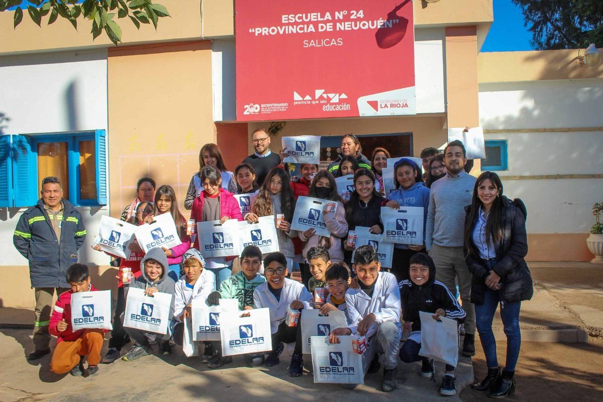 LineasNoticias's tweet image. 🔴 #EDELAR ⚡️ BRINDÓ CHARLA SOBRE ENERGÍA A ALUMNOS DE LA ESCUELA N°24 PROVINCIA DE NEUQUÉN

➡️ La empresa tiene como una de sus premisas promover la conciencia ambiental y la importancia del ahorro energético en su comunidad.

🔹 Más info en 👉🏾t.ly/p8Sm