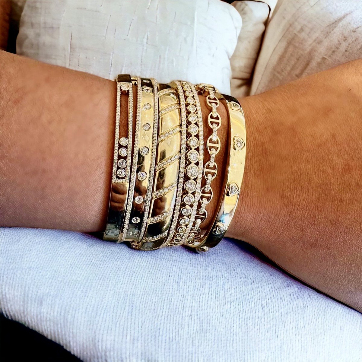 JasonLima79's tweet photo. Everyday fashion styling is easy when you wear pieces that are made for stacking 🤩 Dm me to shop the look 👀 #jaredemployee #shycreation #jewelrystacking #braceletstacking #bracelets #goldfashion #goldjewelry #cozyvibes #womensstyle #diamodbracelet #diamonds https://t.co/BWpiScaTir
