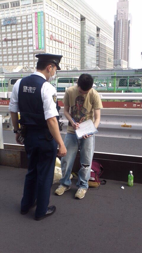 momose101's tweet photo. 昔のケータイのフォルダの中にまだ生きてました。
路上ライブを警察に止められてる不可思議/wonderboy https://t.co/ryRgrD4I4M