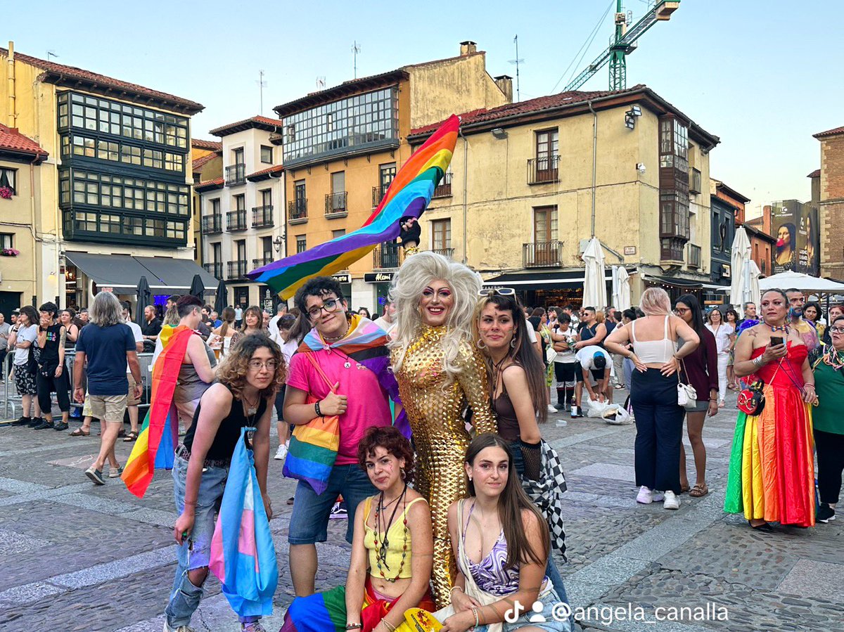 angelacanalla's tweet photo. Feliz día #orgullo 2023 🏳️🌈 x los #derechoshumanos , seguimos + q nunca en lucha x ellos #orgullogay #pride #pridemonth #pride🌈 #gaypride #gay #gayleon #leongay #leonconorgullo #orgulloleon #gayspain #elhumedo #barriohumedo #angelacanalla #lacanalla #lacanalladrag #dragqueen https://t.co/DscSfhb6Es