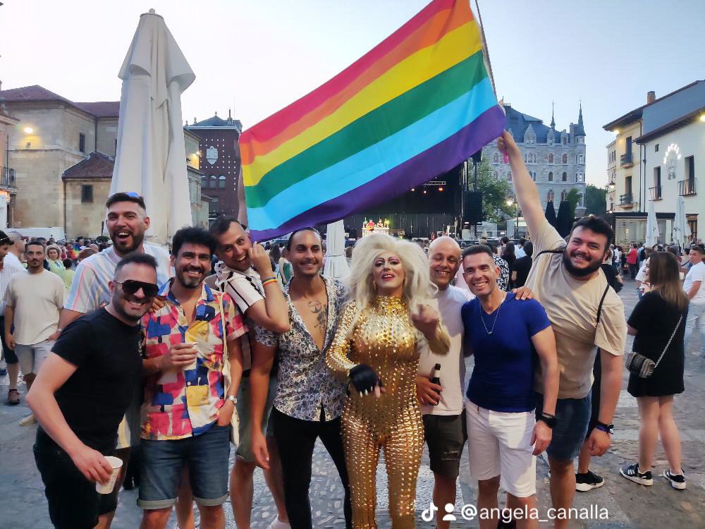 angelacanalla's tweet photo. Feliz día #orgullo 2023 🏳️🌈 x los #derechoshumanos , seguimos + q nunca en lucha x ellos #orgullogay #pride #pridemonth #pride🌈 #gaypride #gay #gayleon #leongay #leonconorgullo #orgulloleon #gayspain #elhumedo #barriohumedo #angelacanalla #lacanalla #lacanalladrag #dragqueen https://t.co/DscSfhb6Es