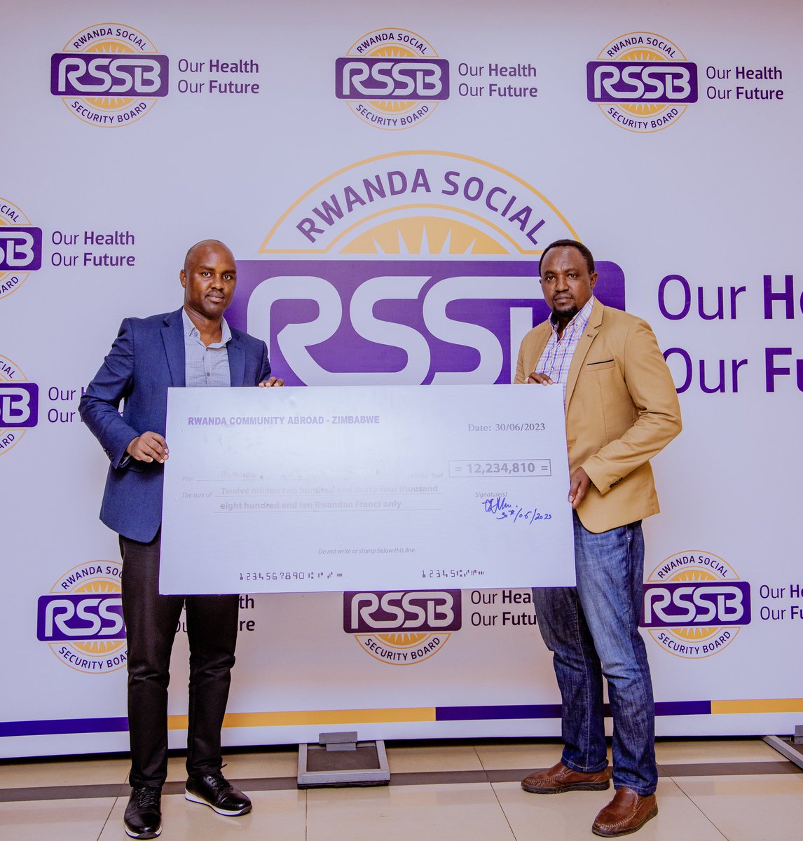 Rwanda Social Security Board (@rssb_rwanda) on Twitter photo This Friday, at RSSB HQs the Rwandan Community living in #Zimbabwe handed over a cheque of Frw 12,235,000 to <a href="/RSSB_Rwanda/">Rwanda Social Security Board</a> to support Community-Based Health Insurance scheme. During the event, Rwandan Community living in Zimbabwe was represented by Vincent NZIGIRA. This Friday, at RSSB HQs the Rwandan Community living in #Zimbabwe handed over a cheque of Frw 12,235,000 to <a href="/RSSB_Rwanda/">Rwanda Social Security Board</a> to support Community-Based Health Insurance scheme. During the event, Rwandan Community living in Zimbabwe was represented by Vincent NZIGIRA.