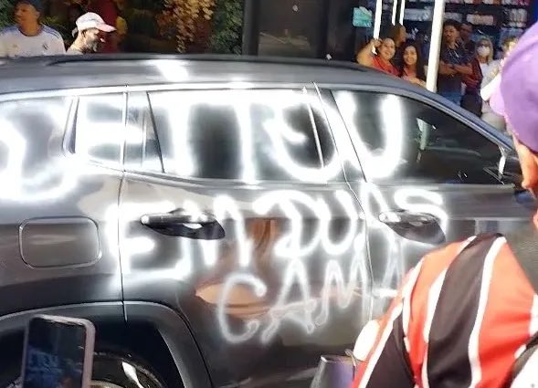 bigloveluanr's tweet image. 📊Carro pichado é parte da ação de @mfernandes_mf e @luansantana

A Rua 25 de Março,o maior comércio da América Latina,Ocorreu uma cena inusitada. Com xingamentos e gritos a mulher traída pixou o carro. O Jeep acabou com frases:"Deitou em duas camas" "Se Fudeu"e"Vacilão"pichados