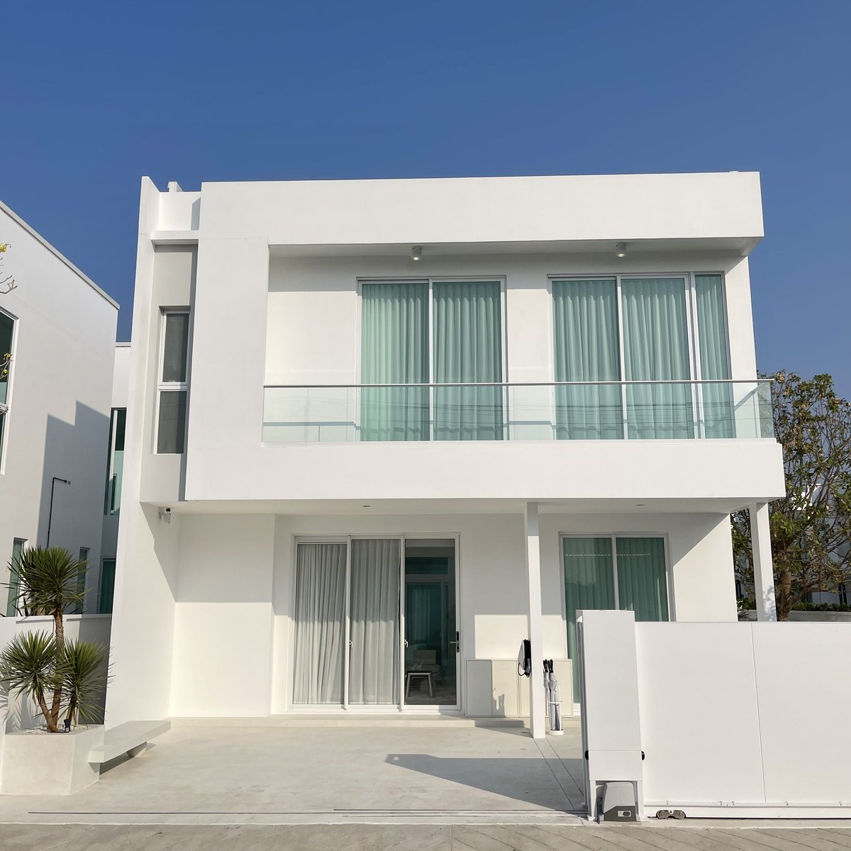 sfkkfs_'s tweet photo. ชอบบ้านสไตล์มินิมอลแบบนี้มาก ;-; ไปดูโครงการบ้านของ AREN X ของ Areeya Property มา สวยตาแตก โทนขาว กระจกเยอะ ระบบสายไฟลงดินเด้ออ แสงเข้าทุกมุมโคตรสวย มีสระน้ำกลางบ้าน มีบาร์ส่วนตัว ไอเลิฟ 🫶🏻🏠 https://t.co/H2MSm90AVy