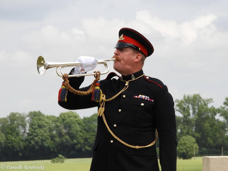 After 107 years, the Royal Artillery has buried a fallen comrade. The soldier, from the Royal Field Artillery, was found on the Somme during excavation works. The Regimental Colonel, RASM, and 14 Regiment Royal Artillery gave him a proper burial. #findandstrike #somme #WW1