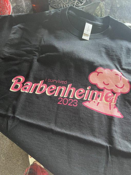cariolisima's tweet image. La remera que todo cinéfilo necesita en Julio #Barbie #Oppenheimer