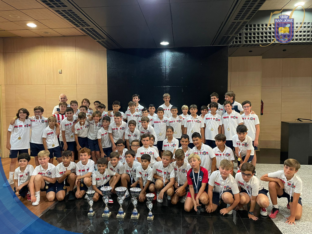 sanjosecolegio's tweet photo. Nuestros jugadores de futbol recibieron ayer sus trofeos como primeros clasificados en la categoría Infantil, primeros y terceros en la categoría Alevín y primeros y terceros en la categoría Benjamín de la Liga Marca Marbella F7 Base (Liga Escolar de Fútbol).

¡Enhorabuena! https://t.co/hzNtqQx32i