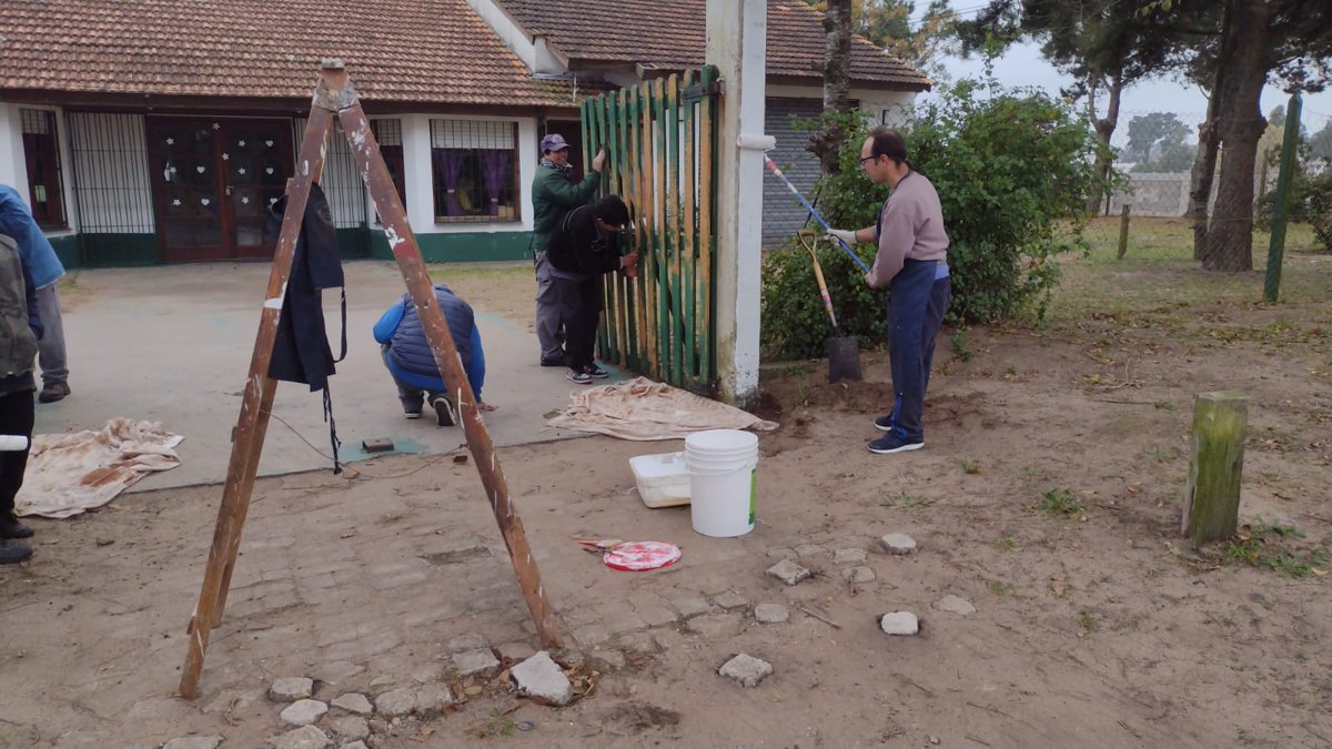 arcoirisvg's tweet photo. Trabajando enel TPP , Arco Iris con voluntarios que aportaron parte del material necesario. Gracias !!! https://t.co/ergdy4rY6s