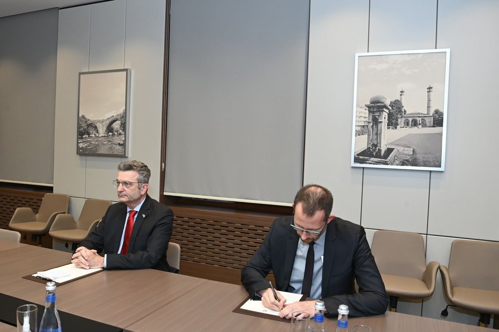 askGermany_'s tweet photo. 🇦🇿🇩🇪The Minister of Foreign Affairs of Azerbaijan, Jeyhun Bayramov, met with the Ambassador of Germany to Azerbaijan, Ralph Hörlemann, to discuss the development of Azerbaijani-German relations.
#ASK #ASKGermany #Azerbaijan #TourismOpportunities #InvestmentProspects https://t.co/93s0oH0Axf