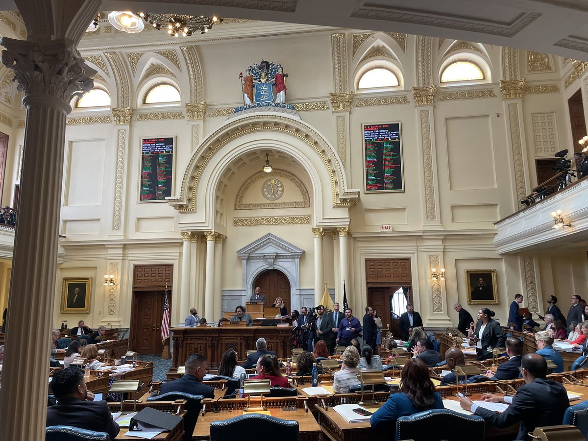 johnsb01's tweet photo. A big day just started at the New Jersey Statehouse in Trenton. On tap is a dramatic vote on a record-setting, controversial state budget. As are votes on dozens of bills before lawmakers break for the summer: https://t.co/JUwEZgfPZE

Follow me, @dereknhall, and @njdotcom. https://t.co/pbxqr7OJkc