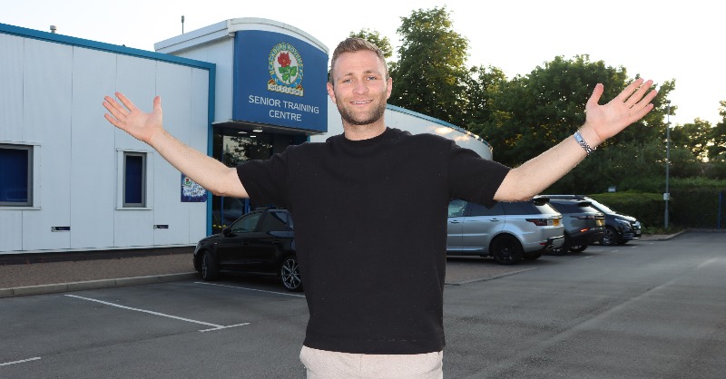 Rovers's tweet photo. 🇳🇴 We are pleased to announce that Sondre Tronstad has now been issued with a working Visa and will now be able to train with his new team-mates for the first time tomorrow (July 1st), when he officially becomes a #Rovers player.

🔵⚪️