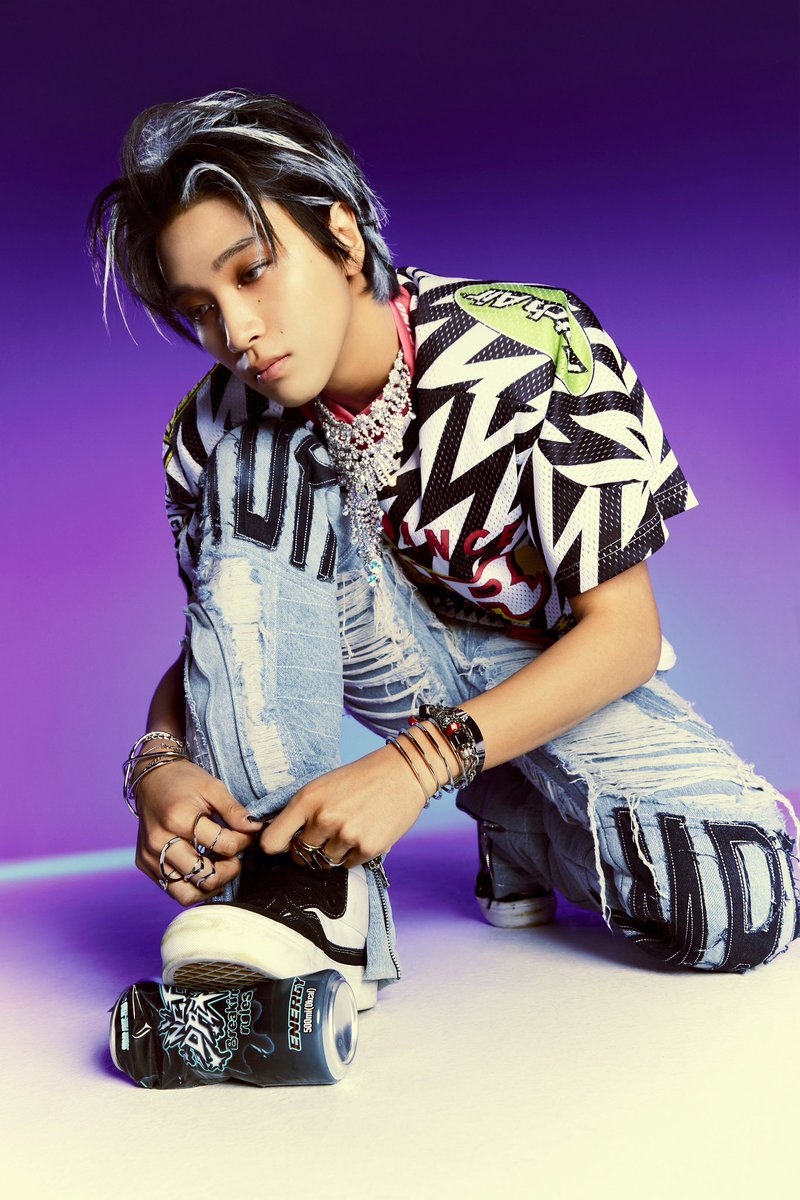 นั่งรอหวานใจในอนาคตอยู่