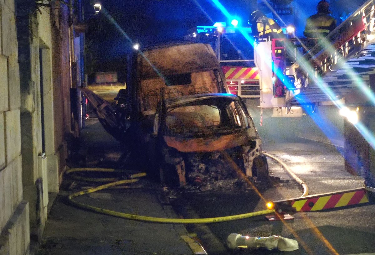 101Rfl's tweet image. [Emission RFLactu) Dans la nuit du 29/06 au 30/06, un chaos terrifiant dans plusieurs quartiers de Tours. Soutien et reconnaissance aux pompiers sur place pour arrêter les flammes, des bus, des voitures, des commerces et des habitations incendiées.