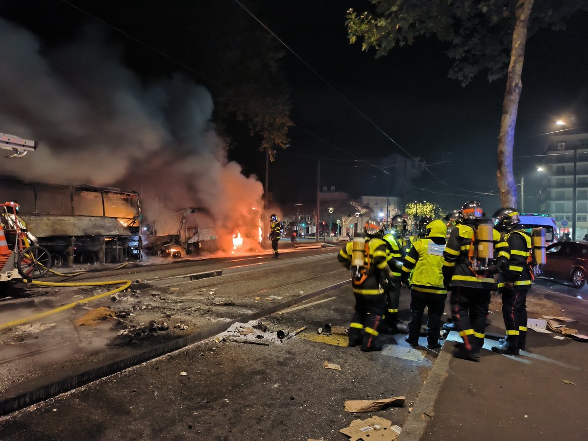 101Rfl's tweet image. [Emission RFLactu) Dans la nuit du 29/06 au 30/06, un chaos terrifiant dans plusieurs quartiers de Tours. Soutien et reconnaissance aux pompiers sur place pour arrêter les flammes, des bus, des voitures, des commerces et des habitations incendiées.