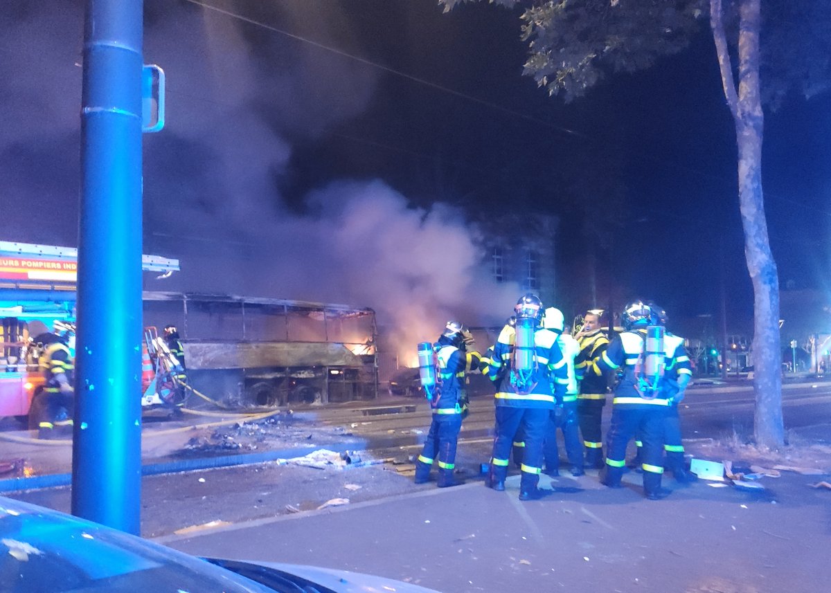 101Rfl's tweet image. [Emission RFLactu) Dans la nuit du 29/06 au 30/06, un chaos terrifiant dans plusieurs quartiers de Tours. Soutien et reconnaissance aux pompiers sur place pour arrêter les flammes, des bus, des voitures, des commerces et des habitations incendiées.