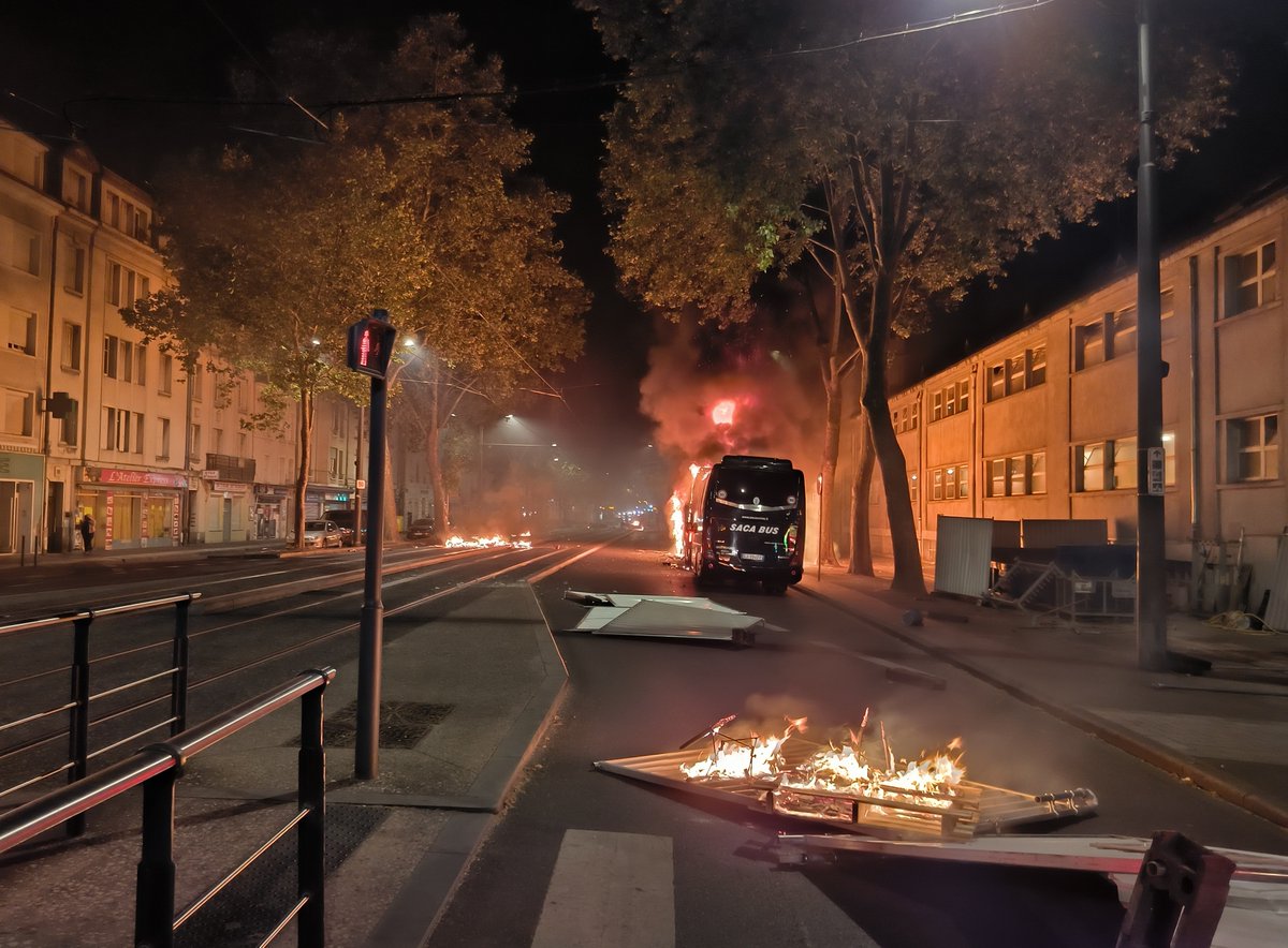 101Rfl's tweet image. [Emission RFLactu) Dans la nuit du 29/06 au 30/06, un chaos terrifiant dans plusieurs quartiers de Tours. Soutien et reconnaissance aux pompiers sur place pour arrêter les flammes, des bus, des voitures, des commerces et des habitations incendiées.