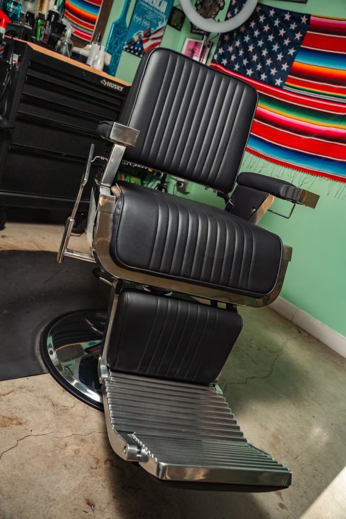 Pinstripescbs's tweet photo. Just added a couple of new chairs to the shop. Prompt delivery and great customer service from Salon Equipment Pros out of Plano, Texas! #salonequipmentpros #barberchair #texas #southtownculture #barbershop #satx https://t.co/eFU2Qhqd3w