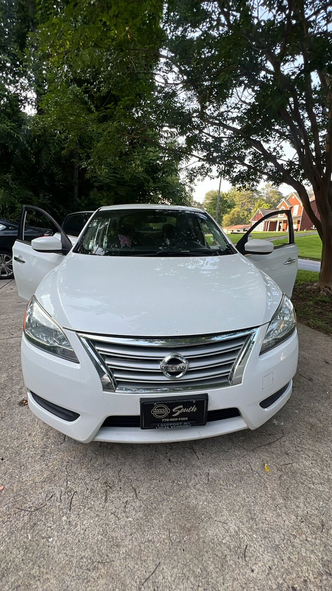 hey twitter, I am a licensed dealer in ATL changing lives on the daily 🚘 ! we are #BlackOwned & #SelfFunded 🫶🏾 
our instagram is @boni.auto 
2015 Nissan Sentra S 
142K Mi. 
$5.5K 
a little retweet for me all I need 🥰✅