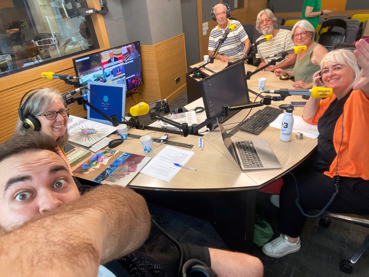 PopapCatradio's tweet photo. 🔊 Recupera el #Popap d’avui!
🔹(3') @JauBorja89 i el ‘Grup de #WhatsApp’ de jubilats apassionats per la vida ❤️🔥🙌🏻🥳
🔹(37') Crònica de #xarxes amb @SCreusO 💻
🔹(40') La llista de @JoanArenyes 🎶
👇
https://t.co/wqGa695Jk8
#GentPopap @CatalunyaRadio https://t.co/CEsoWDRK22