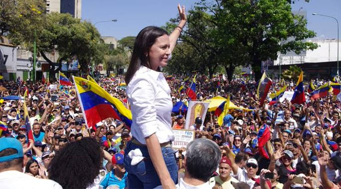 🇻🇪 | URGENTE: A ditadura de Nicolás Maduro acaba de IMPEDIR a candidata da oposição María Corina Machado a assumir cargos públicos por 15 anos.

Referência da oposição, ela era uma das principais candidatas às primárias.