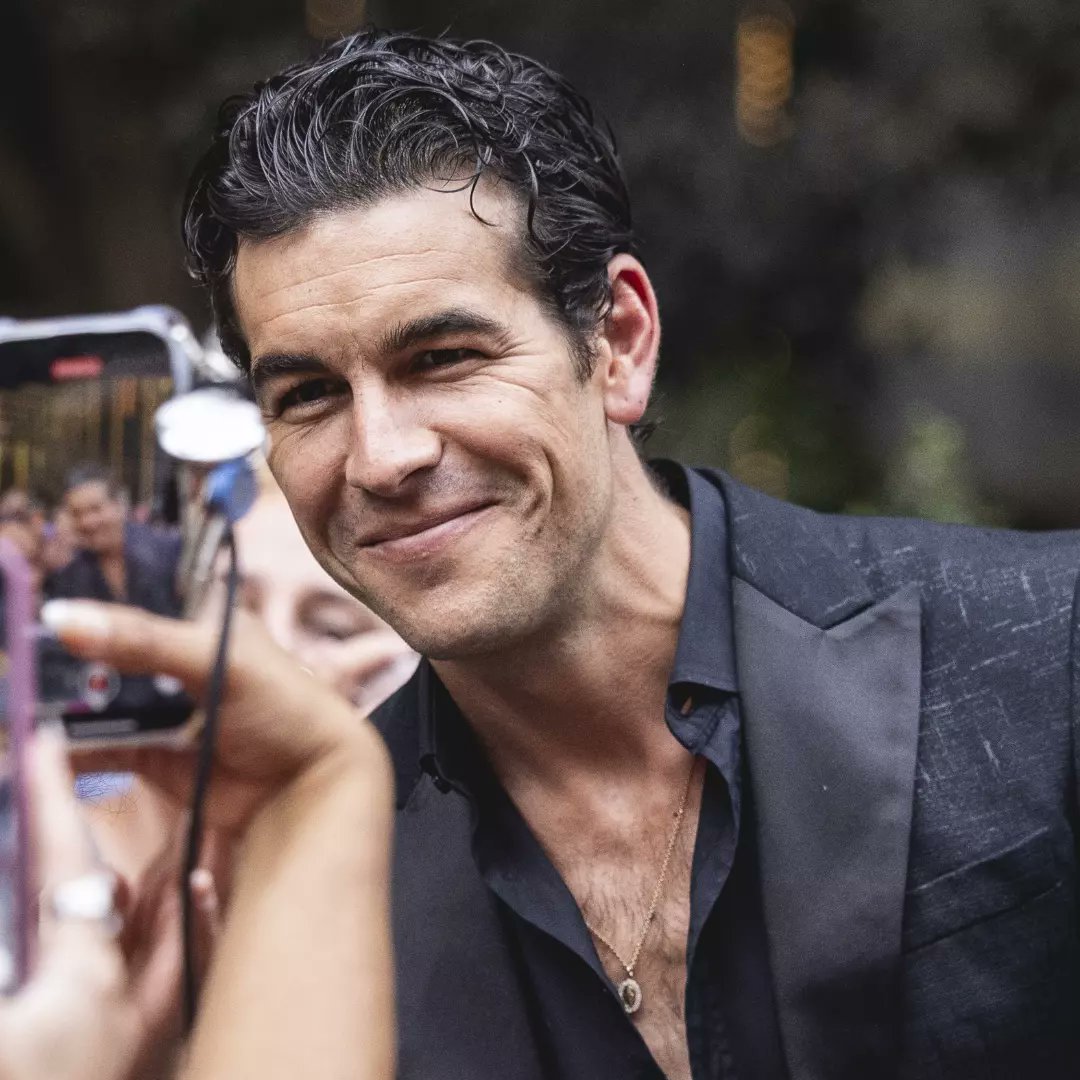 MarioCasasWorld's tweet image. Por ti @mario_casas_ nos quitamos la venda de los ojos las veces que haga falta ❤️ #BirdBoxBarcelona llega el 14 de julio solo en @NetflixES .¿Te atreves a ver? 

#Mariocasas #MarioHouses #Netflix #premiere #photocall #alfombraroja #BirdBoxBarcelona