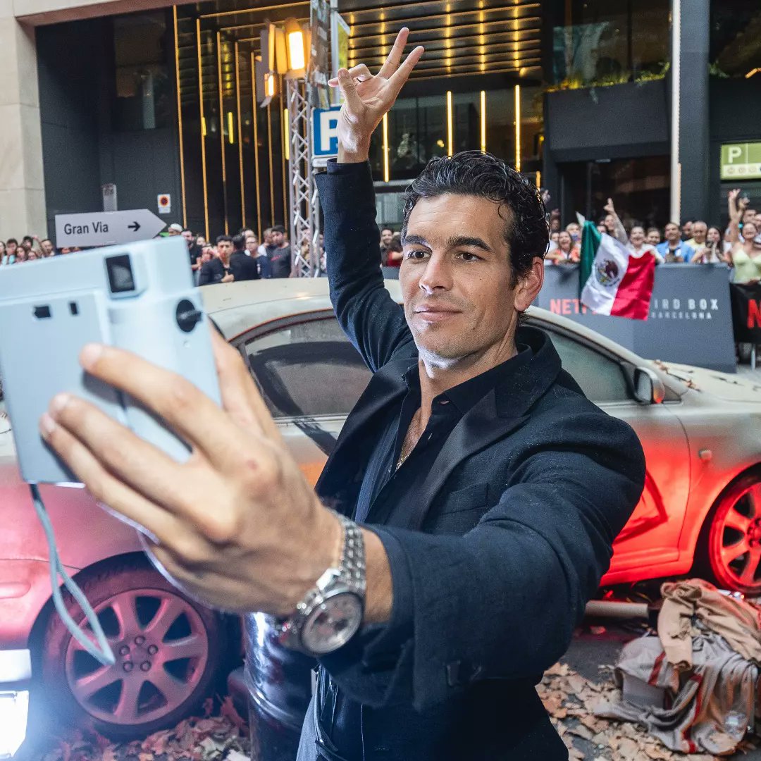 MarioCasasWorld's tweet image. Por ti @mario_casas_ nos quitamos la venda de los ojos las veces que haga falta ❤️ #BirdBoxBarcelona llega el 14 de julio solo en @NetflixES .¿Te atreves a ver? 

#Mariocasas #MarioHouses #Netflix #premiere #photocall #alfombraroja #BirdBoxBarcelona